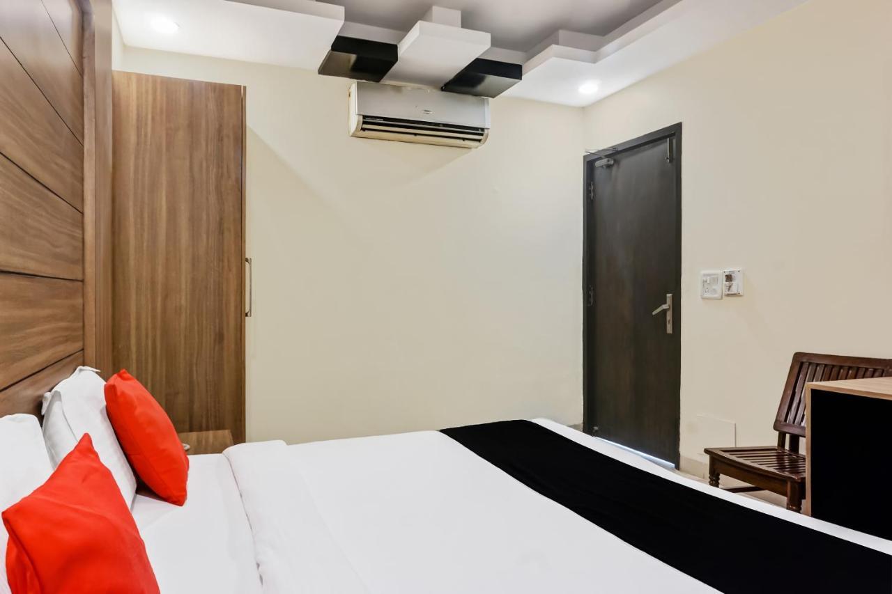 Capital O Hotel Jeyan Inn Near Gurudwara Shri Bangla Sahib Delhi  Esterno foto