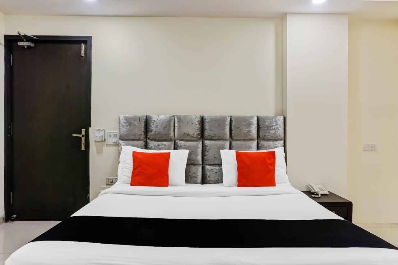 Capital O Hotel Jeyan Inn Near Gurudwara Shri Bangla Sahib Delhi  Esterno foto