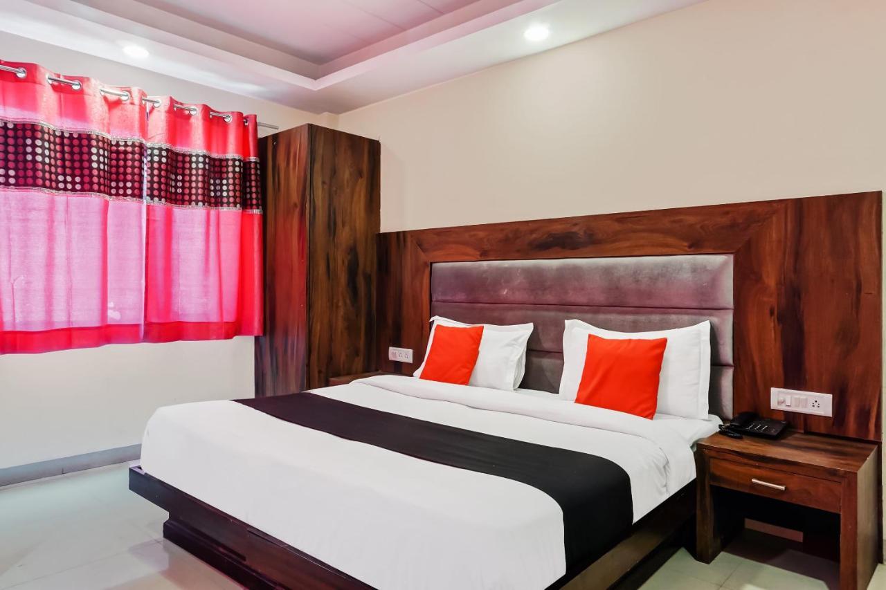 Capital O Hotel Jeyan Inn Near Gurudwara Shri Bangla Sahib Delhi  Esterno foto