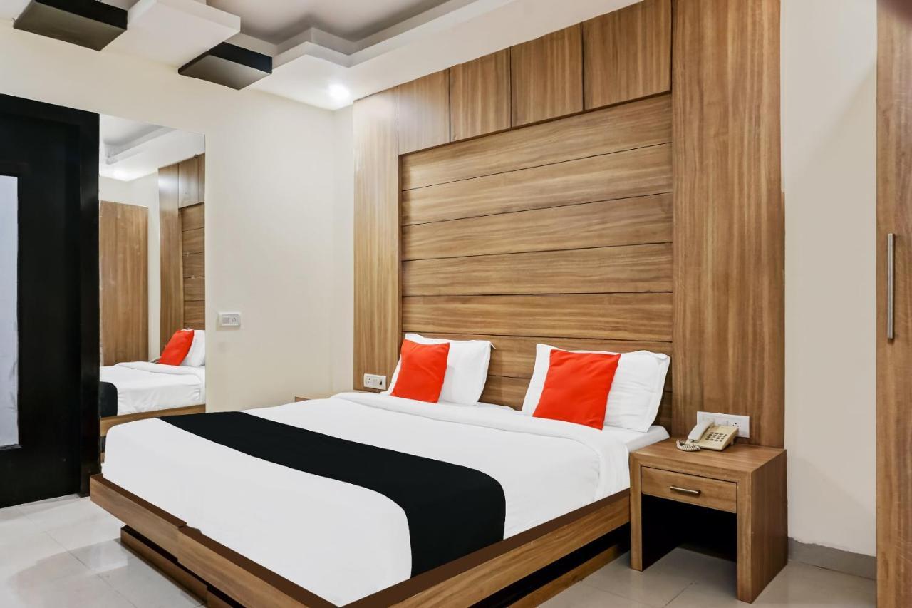 Capital O Hotel Jeyan Inn Near Gurudwara Shri Bangla Sahib Delhi  Esterno foto