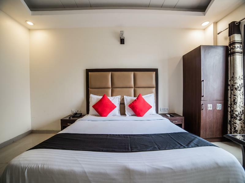 Capital O Hotel Jeyan Inn Near Gurudwara Shri Bangla Sahib Delhi  Esterno foto